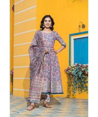The floating cloudy grey floral hand block print kurta set with traditional chanderi dupatta. 4
