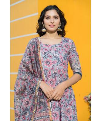 The floating cloudy grey floral hand block print kurta set with traditional chanderi dupatta. 6