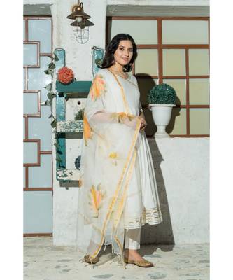 White flared Cotton Kurta set with hand Painted Doria Dupatta 3