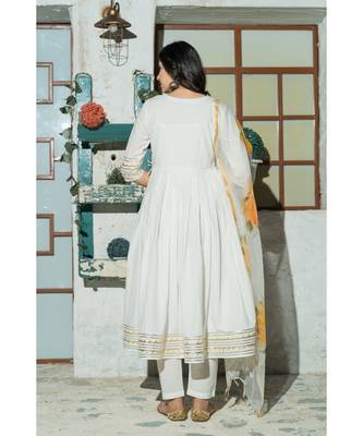White flared Cotton Kurta set with hand Painted Doria Dupatta 6