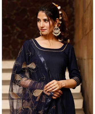 Blue solid gold kurta set with embroidered dupatta 6