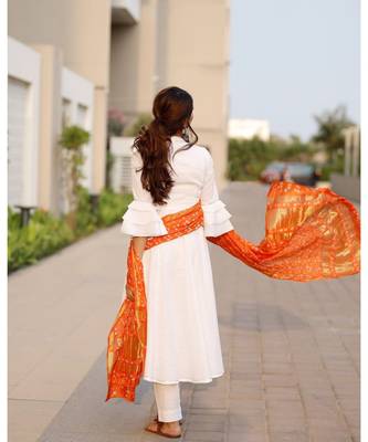 Bright white flared kurta set with bandej dupatta 2