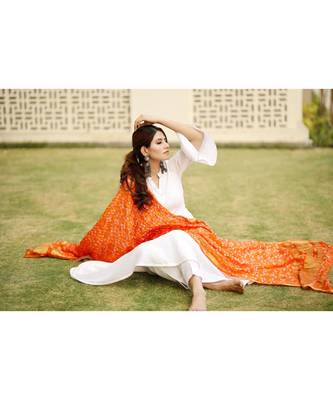 Bright white flared kurta set with bandej dupatta 8