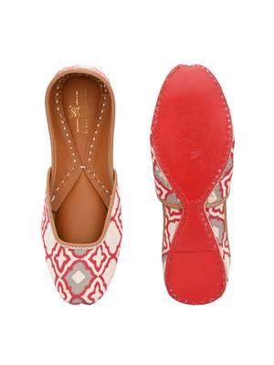 Sringam Women White and Red Printed Handcrafted Mojaris 4