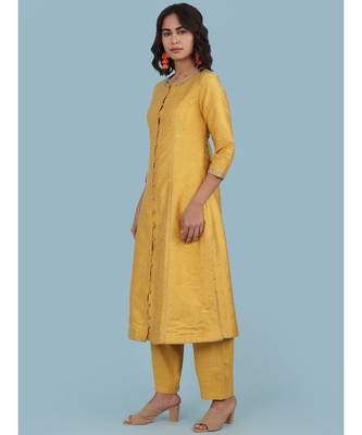 Embroidered Round Neck 3/4 Sleeve Kurta With Pant 2