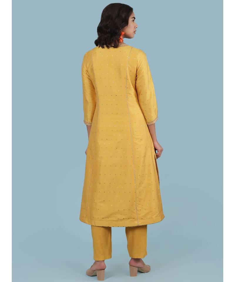 Embroidered Round Neck 3/4 Sleeve Kurta With Pant