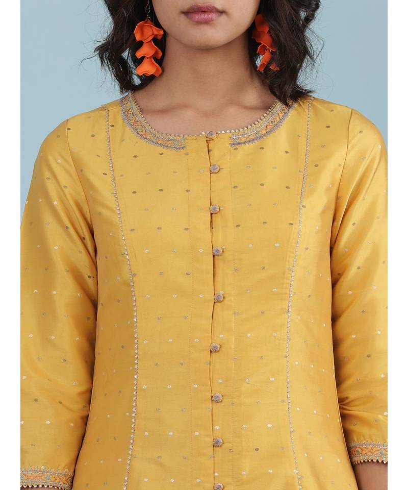 Embroidered Round Neck 3/4 Sleeve Kurta With Pant