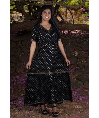 En Vogue Embossed Gold Printed Dress With Gathers 4