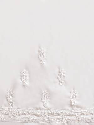 Hand Embroidered White Georgette Lucknow Chikan Saree With Blouse 5