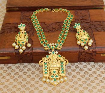 Green agate necklaces 1