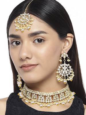 Traditional Kundan Choker Necklace Set with Earrings & Maang Tikka For Women  3