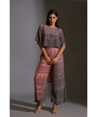 Printed Short Top With Bell Sleeves Paired With Flap Pants 2