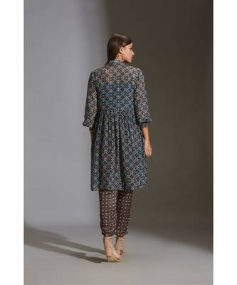 Printed Rushed Top Paired With Narrow Bottom Pants And Printed Chiffon Jacket 4