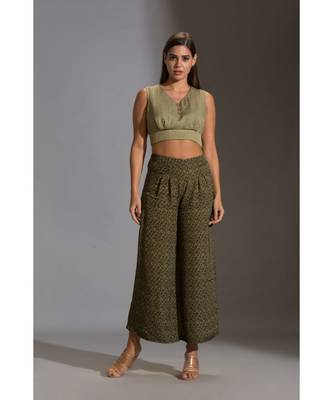 Printed Crop Top Paired With Printed Flared Pants And Rushed Jacket 2
