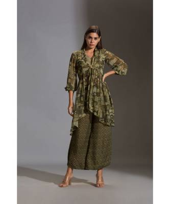 Printed Crop Top Paired With Printed Flared Pants And Rushed Jacket 3