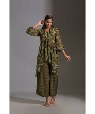 Printed Crop Top Paired With Printed Flared Pants And Rushed Jacket 1