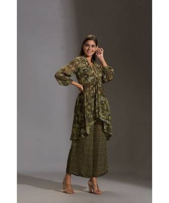Printed Crop Top Paired With Printed Flared Pants And Rushed Jacket 4