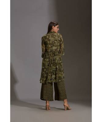 Printed Crop Top Paired With Printed Flared Pants And Rushed Jacket 5