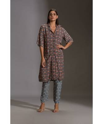 Printed Kurta With Shoulder Flap Paired With Printed Narrow Pants 2