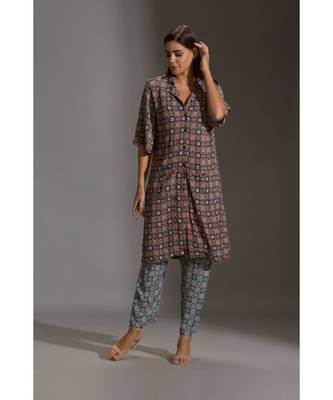 Printed Kurta With Shoulder Flap Paired With Printed Narrow Pants 3