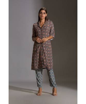 Printed Kurta With Shoulder Flap Paired With Printed Narrow Pants 1