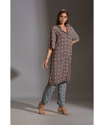 Printed Kurta With Shoulder Flap Paired With Printed Narrow Pants 4
