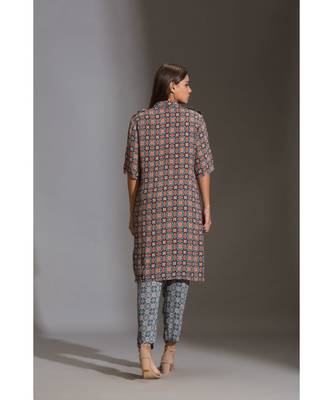 Printed Kurta With Shoulder Flap Paired With Printed Narrow Pants 5