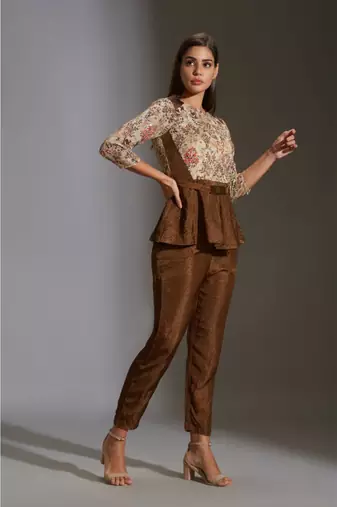 Pepmlum Top With Belt Paired With Printed Pants