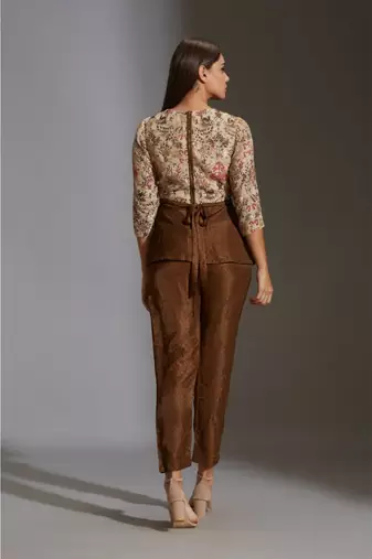 Pepmlum Top With Belt Paired With Printed Pants
