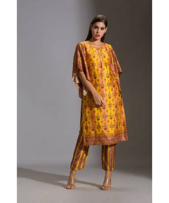 Kurta With Side Slit And Bell Sleeves Paired With Printed Pants 1