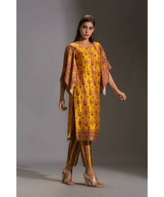 Kurta With Side Slit And Bell Sleeves Paired With Printed Pants 2