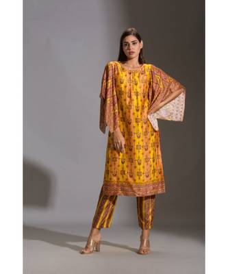 Kurta With Side Slit And Bell Sleeves Paired With Printed Pants 3