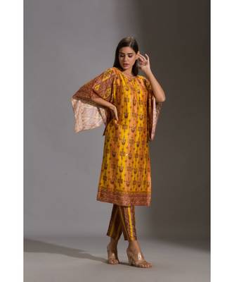 Kurta With Side Slit And Bell Sleeves Paired With Printed Pants 4