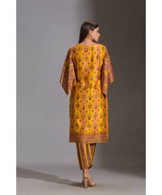 Kurta With Side Slit And Bell Sleeves Paired With Printed Pants 5