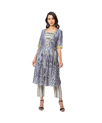 Printed Top Paired With Fitted Pants 1