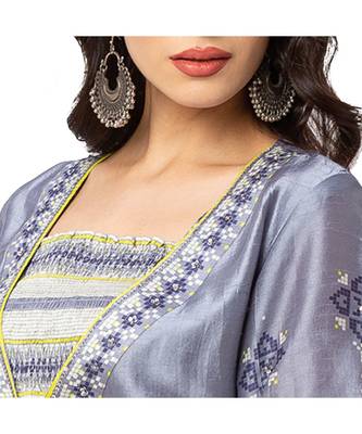 Printed Top Paired With Fitted Pants 3