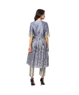 Printed Top Paired With Fitted Pants 5