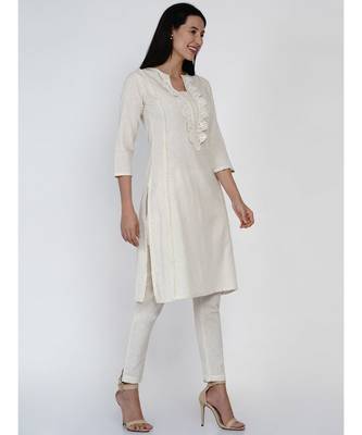 women set of off white cotton flex kurta with lace work and co-ordinated basic pants 3