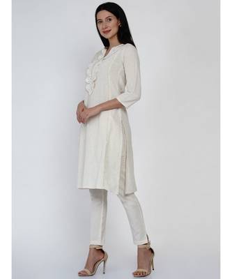 women set of off white cotton flex kurta with lace work and co-ordinated basic pants 4