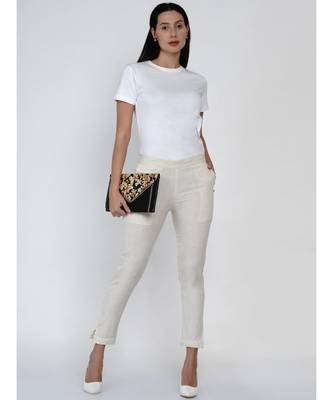 women off white cotton pant with lace work at hem 5