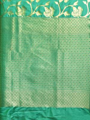 green woven  silk saree with blouse 4
