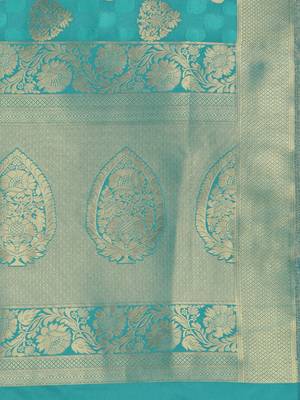 green woven  silk saree with blouse 4
