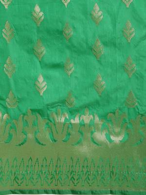 green woven  silk saree with blouse 3
