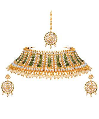 Wedding wear Kundan Pearl Studded Gold toned Choker Necklace Set with Mangtikka 1