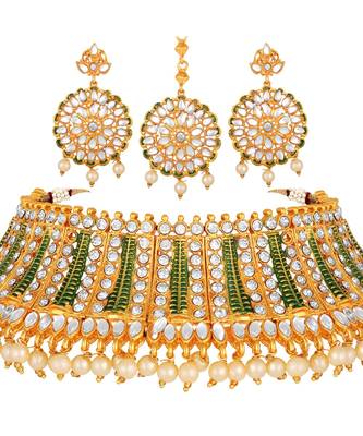 Wedding wear Kundan Pearl Studded Gold toned Choker Necklace Set with Mangtikka 3
