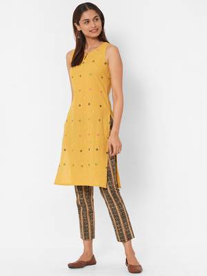 Multicolour geometrical embroidery on the front kurti 1