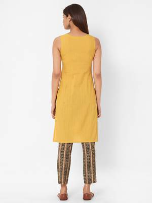 Multicolour geometrical embroidery on the front kurti 4