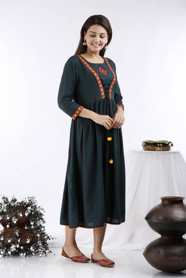 Women Embroidered Solid Rayon Slub Flared Kurta