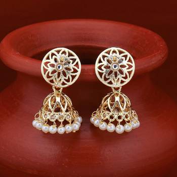 Gold pearl earrings 1