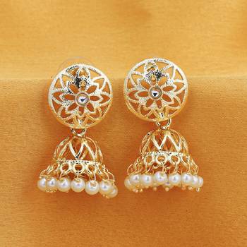 Gold pearl earrings 3